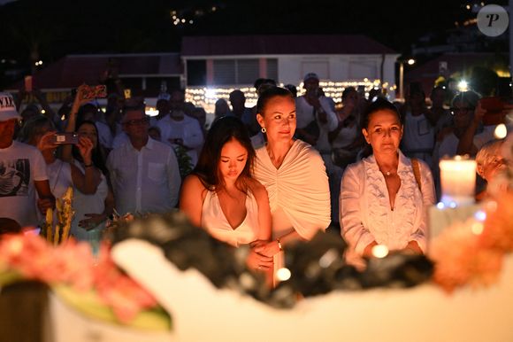 Exclusif - Hommage de Laeticia Hallyday et de sa fille Joy pour le huitième anniversaire de la mort de Johnny Hallyday au cimetière de Lorient sur l'île de Saint-Barthélemy, Antilles françaises, France, le 5 décembre 2025. © Xavier Merchet-Thau/Bestimage Pour infos voir vendeur