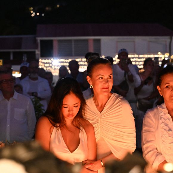 Exclusif - Hommage de Laeticia Hallyday et de sa fille Joy pour le huitième anniversaire de la mort de Johnny Hallyday au cimetière de Lorient sur l'île de Saint-Barthélemy, Antilles françaises, France, le 5 décembre 2025. © Xavier Merchet-Thau/Bestimage Pour infos voir vendeur