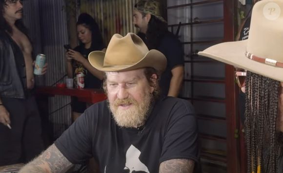Le co-fondateur du groupe de heavy metal Mastodon aurait été percuté - à un carrefour - par une automobiliste qui lui aurait refusé la priorité alors qu'il circulait sur sa Harley Davidson.

Brent Hind mis à l'honneur sur la chaîne YouTube Marzi Montazeri. (Capture d'écran 2024).