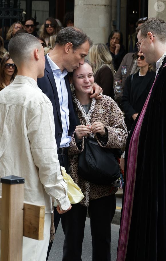 ainsi que de son ancien compagnon Bruno Cheyrou.

Bruno Cheyrou (ex-compagnon de la défunte et père des enfants) , Nino et Lila Rose de la Fontaine (les enfants de la défunte) - Sorties des Obsèques de Constance de la Fontaine en l'église Notre-Dame-de-Grâce-de-Passy à Paris le 12 mai 2026. © Coadic Guirec - Julien Sarkissian / Bestimage