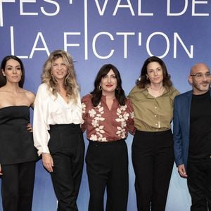Louis Farge, Sofia Essaidi, Alice Chegaray-Breugnot, Virginie Grimaldi, Jiliette Sol, Clément Tery et Yannick Choirat assistent à la séance photo de la cérémonie d'ouverture du 27e Festival de fiction de La Rochelle, le 16 septembre 2025 à La Rochelle, en France. Photo de David NIVIERE/ABACAPRESS.COM