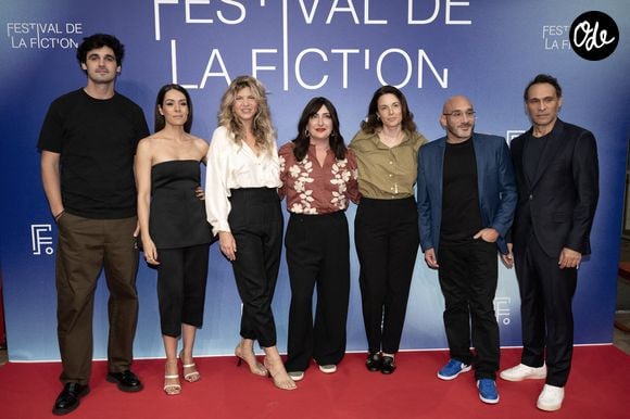 Louis Farge, Sofia Essaidi, Alice Chegaray-Breugnot, Virginie Grimaldi, Jiliette Sol, Clément Tery et Yannick Choirat assistent à la séance photo de la cérémonie d'ouverture du 27e Festival de fiction de La Rochelle, le 16 septembre 2025 à La Rochelle, en France. Photo de David NIVIERE/ABACAPRESS.COM