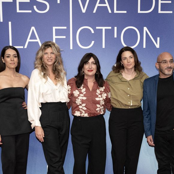 Louis Farge, Sofia Essaidi, Alice Chegaray-Breugnot, Virginie Grimaldi, Jiliette Sol, Clément Tery et Yannick Choirat assistent à la séance photo de la cérémonie d'ouverture du 27e Festival de fiction de La Rochelle, le 16 septembre 2025 à La Rochelle, en France. Photo de David NIVIERE/ABACAPRESS.COM