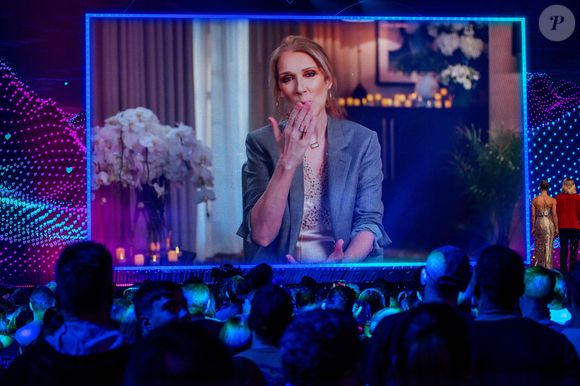 Celle qui a adressé un message aux participants de cette 69e édition, aurait eu droit à une doublure durant les répétitions de ce début de semaine selon les informations de CNews.

16 mai 2025, Suisse, Bâle : Céline Dion salue le public avec un enregistrement vidéo lors d'une répétition pour le spectacle final du 69e Concours Eurovision de la chanson à l'Arena St. Jakobshalle. Photo : Jens Büttner/DPA : Jens Büttner/DPA/ABACAPRESS.COM