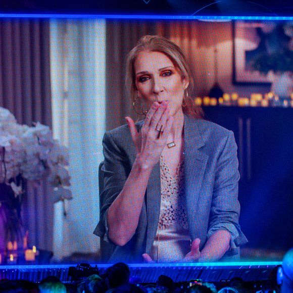 Celle qui a adressé un message aux participants de cette 69e édition, aurait eu droit à une doublure durant les répétitions de ce début de semaine selon les informations de CNews.

16 mai 2025, Suisse, Bâle : Céline Dion salue le public avec un enregistrement vidéo lors d'une répétition pour le spectacle final du 69e Concours Eurovision de la chanson à l'Arena St. Jakobshalle. Photo : Jens Büttner/DPA : Jens Büttner/DPA/ABACAPRESS.COM