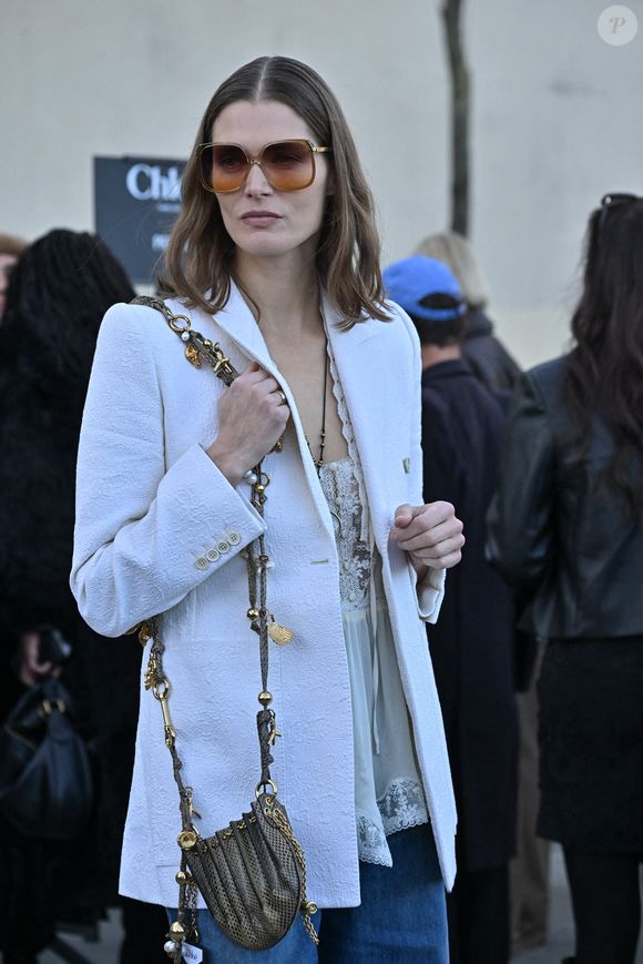 Malgosia Bela arrivant au défilé Chloé pendant la semaine de la mode à Paris, France, le 6 mars 2025. Photo by Julien Reynaud/APS-Medias/ABACAPRESS.COM