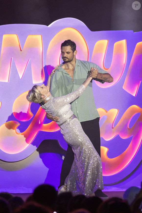 Exclusif - Chantal Ladesou et Florent Manaudou - Enregistrement de l'émission "L'humour à la plage" pour la 2eme édition du festival de Juan les Pins à la pinède Gould le 27 juin 2025. © Bruno Bebert / Bestimage