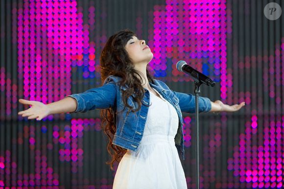 Cette chanteuse, c’était Indila comme a pu le confirmer le Parisien par la suite.


Indila lors du M6 Live organisé à Issy-Les-Moulineaux, France, le 14 juin 2014. Photo par Laurent Zabulon/ABACAPRESS.COM