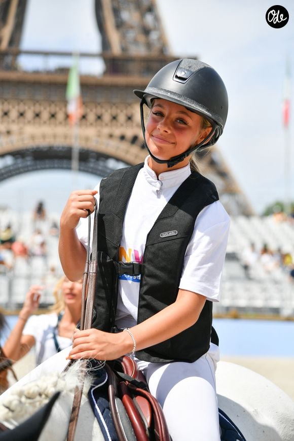 Dans un reportage de "Paris Match", elle a expliqué que Valentine était une jument "très très très sensible et imprévisible" qui la pousse à sortir de sa zone de confort.

Giulia Sarkozy sur Valentine lors de la coupe Kids Cup L'Envol lors du Longines Paris Eiffel Jumping le 20 juin 2025

© Perusseau / Veeren / Bestimage
