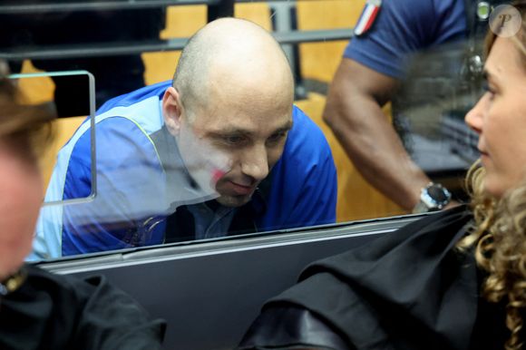 Il portait un survêtement bleu et noir, le crâne et la barbe rasés, et son alliance a particulièrement attiré l’attention.

Cédric Jubillar arrive dans le box des accusés au tribunal d'Albi pour son procès pour meurtre par conjoint le 22 septembre 2025
© Dominique Jacovides / Bestimage