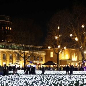 La princesse de Galles visite le jardin Ever After à l'hôpital Royal Marsden. Le jardin est composé de 30 000 roses illuminées que les membres du public peuvent dédier à un membre de leur famille en soutien à la Royal Marsden Cancer Charity à Londres, Angleterre, Royaume-Uni, le 13 décembre 2025. Photo by Toby Shepheard/Kensington Palace/Avalon/ABACAPRESS.COM