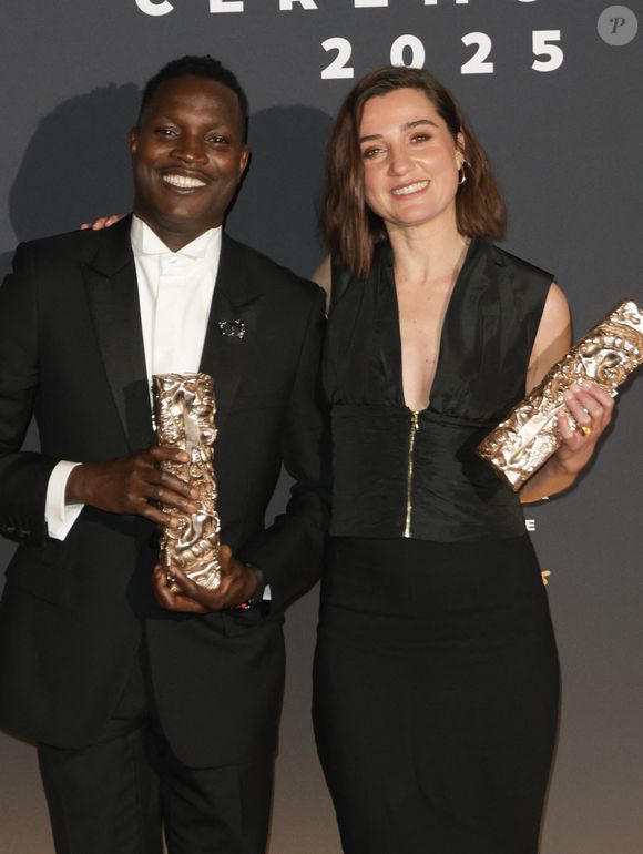 Abou Sangaré (César de la meilleure révélation masculine) et Nina Meurisse (César de la meilleure actrice dans un second rôle) au photocall du dîner de la 50ème édition de la cérémonie des César au Fouquet's à Paris, France, le 28 février 2025. © Coadic Guirec/Bestimage