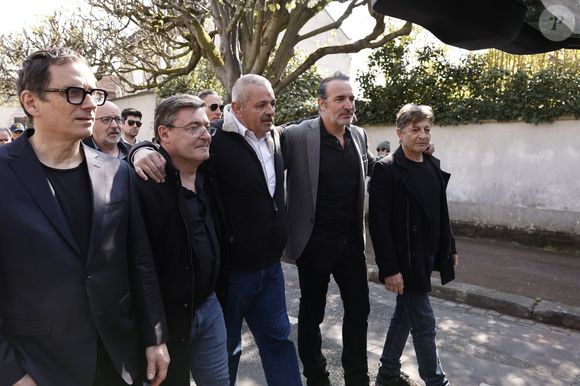 Mais sur cette joyeuse photo de groupe, un vide immense se fait ressentir : celui de Bruno Salomone, tragiquement décédé en mars dernier.

James Huth, réalisateur du film "Brice de Nice" , Manu Joucla, Eric Collado, Jean Dujardin, Eric Massot - Sorties des obsèques de Bruno Salomone en l'église Sainte-Anne de Polangis de Joinville-le-Pont (Val-de-Marne) le 23 mars 2026. © Cyril Moreau - Dominique Jacovides / Bestimage