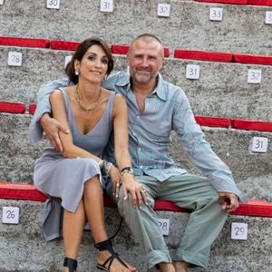 Unis légalement depuis 2023, Alexandre Brasseur et Isabelle Regourd vivent avec leur famille recomposée dans l'Hérault.
Alexandre Brasseur et Isabelle Regourd pour la pièce "Un grand cri d'amour" au théâtre de Verdure lors du 41ème Festival de Ramatuelle, le 6 août 2025. Crédit Cyril Bruneau / Festival de Ramatuelle / Bestimage