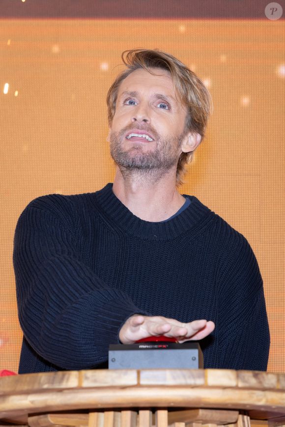 L'acteur et réalisateur français Philippe Lacheau lors du lancement des illuminations et festivités de Noël au centre commercial CAP 3000 aux côtés du nouveau directeur du centre Frédéric Llorca à Saint-Laurent-du-Var, France, le 20 novembre 2024. Photo by Shootpix/ABACAPRESS.COM