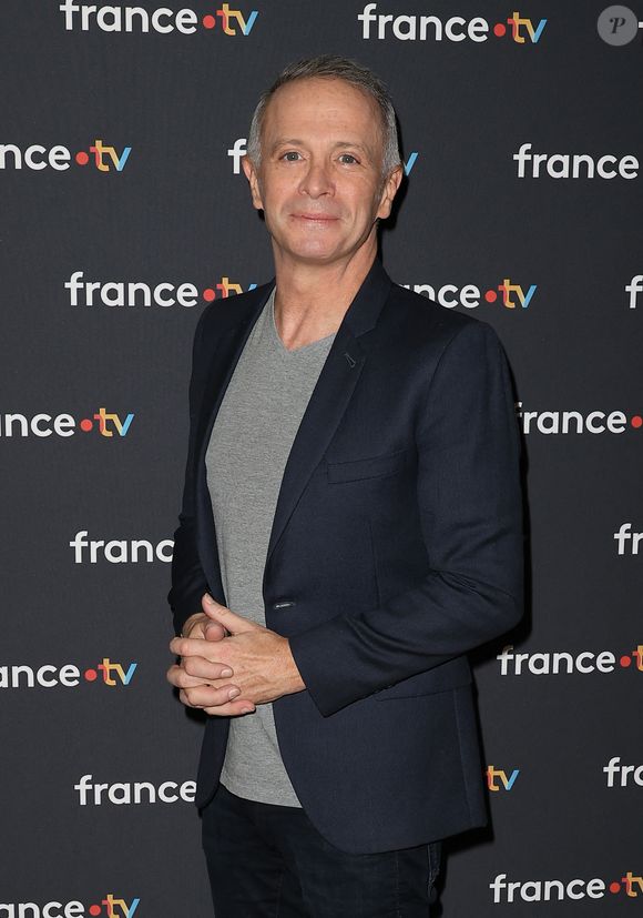 Cette image de Samuel Etienne est issue d'un live Twitch diffusé il y a trois ans.

Conférence de presse du Téléthon 2023 à Paris le 15 novembre 2023. © Coadic Guirec/Bestimage