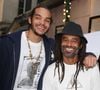 Mais le chanteur est aussi entouré de son fils aîné, Joakim Noah, 41 ans.

Yannick Noah et son fils Joakim Noah inaugurent à Paris le 2 Juin 2010.

Agence / Bestimage