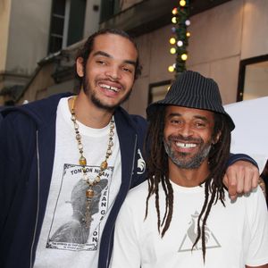 Mais le chanteur est aussi entouré de son fils aîné, Joakim Noah, 41 ans.

Yannick Noah et son fils Joakim Noah inaugurent à Paris le 2 Juin 2010.

Agence / Bestimage