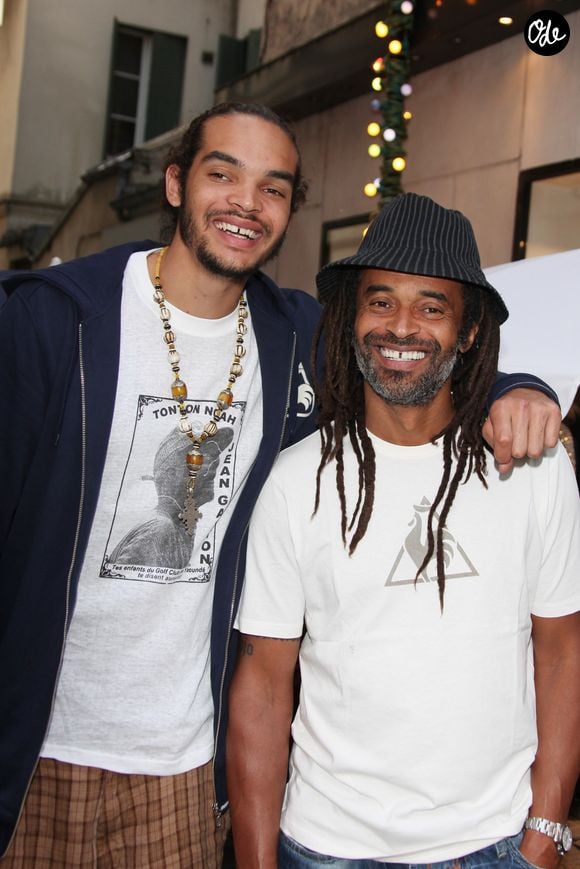 Mais le chanteur est aussi entouré de son fils aîné, Joakim Noah, 41 ans.

Yannick Noah et son fils Joakim Noah inaugurent à Paris le 2 Juin 2010.

Agence / Bestimage