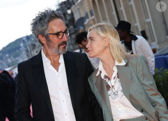 Frédéric Chaudier et Emmanuelle Béart au tapis rouge du 38ème festival du film de Cabourg, France, le 14 juin 2024. Les Journées romantiques du 38ème Festival du film de Cabourg (Calvados) auront lieu du 12 au 16 juin. © Coadic Guirec/Bestimage