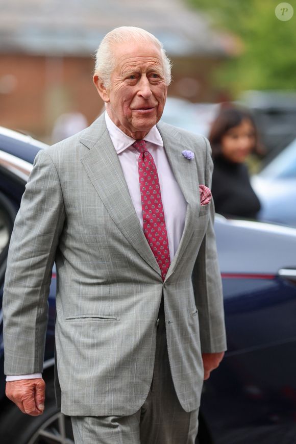 Il a fait le choix de parler publiquement des difficultés auxquelles il doit faire face au quotidien. 

Le roi Charles III d'Angleterre visite l'Oratoire Saint-Philippe Néri, après la canonisation du cardinal John Henry Newman, à Birmingham le 3 septembre 2025. © Chris Jackson/WPA-Pool/Bestimage