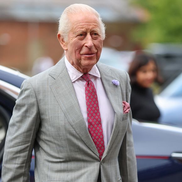 Il a fait le choix de parler publiquement des difficultés auxquelles il doit faire face au quotidien. 

Le roi Charles III d'Angleterre visite l'Oratoire Saint-Philippe Néri, après la canonisation du cardinal John Henry Newman, à Birmingham le 3 septembre 2025. © Chris Jackson/WPA-Pool/Bestimage