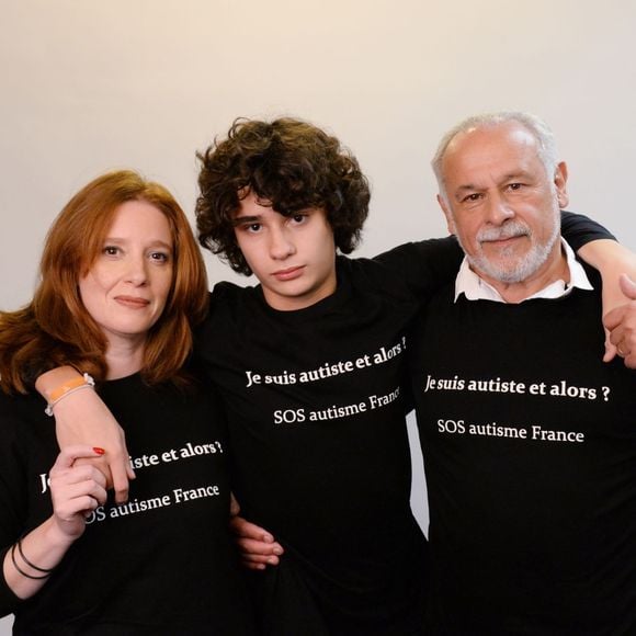 Exclusif - Francis Perrin, sa femme Gersende et leur fils Louis atteint d'autisme, à Paris, le 7 et 8 février 2016. © Rachid Bellak