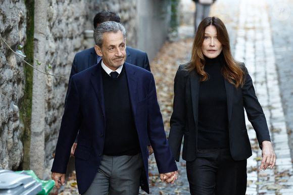 Nicolas Sarkozy, accompagné de sa femme Carla Bruni, sort de son domicile pour être incarcéré à la prison de La Santé à Paris le 21 octobre 2025.

© Moreau / Jacovides / Bestimage