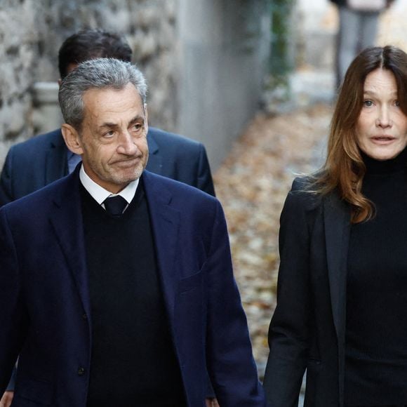 Nicolas Sarkozy, accompagné de sa femme Carla Bruni, sort de son domicile pour être incarcéré à la prison de La Santé à Paris le 21 octobre 2025.

© Moreau / Jacovides / Bestimage