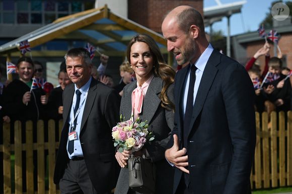 Le Prince et la Princesse de Galles lors d'une visite à la Farnborough Road Infant and Junior School à Birkdale, Southport, où Elsie Dot Stancombe était élève, pour parler aux enseignants de l'impact de l'école sur l'attentat de Southport en 2024, et du soutien que l'école maternelle et le collège associé ont apporté aux élèves, au personnel et à la communauté locale, le 23 septembre 2025 à Southport, Royaume-Uni.  © Mulholland Eddie/PA Photos/ABACA