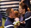 Selon "Gala", Manon, qu'elle a eue en 2010 avec le nageur Frédérick Bousquet, a en effet fait à sa célèbre maman un cadeau qui l'a particulièrement touchée : une jolie pochette !
Laure Manaudou, avec sa fille Manon, félicite Frederick Bousquet, vainqueur du relais masculin 4x50m 4 nages lors des Championnats d'Europe de Natation à Chartres le 22 novembre 2012. Agence / Bestimage