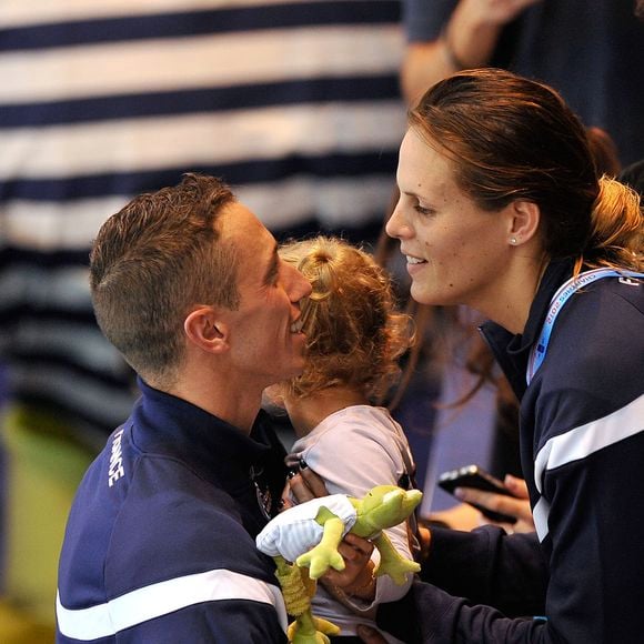 Selon "Gala", Manon, qu'elle a eue en 2010 avec le nageur Frédérick Bousquet, a en effet fait à sa célèbre maman un cadeau qui l'a particulièrement touchée : une jolie pochette !

Laure Manaudou, avec sa fille Manon, félicite Frederick Bousquet, vainqueur du relais masculin 4x50m 4 nages lors des Championnats d'Europe de Natation à Chartres le 22 novembre 2012. Agence / Bestimage