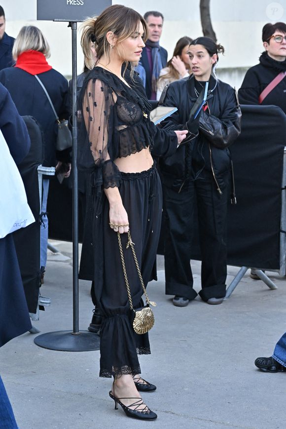 Lily James arrive au défilé Chloé pendant la semaine de la mode à Paris, France, le 6 mars 2025. Photo by Julien Reynaud/APS-Medias/ABACAPRESS.COM