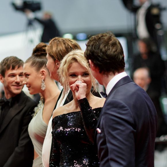 Virginie Efira et son compagnon Niels Schneider - Descente des marches du film "Sibyl" lors du 72ème Festival International du Film de Cannes. Le 24 mai 2019
© Jacovides-Moreau / Bestimage