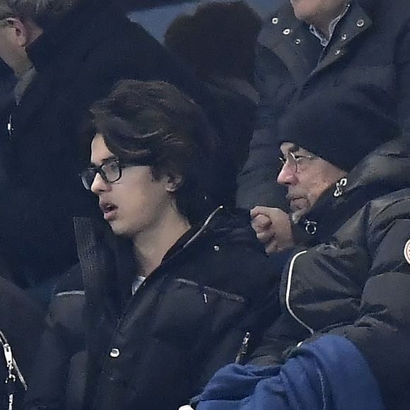 Le jeune homme est diplômé des meilleures écoles.

Pascal Obispo et son fils Sean dans les tribunes du Stade de France lors du match amical international opposant la France à l'Uruguay à Saint-Denis, Seine Saint-Denis, France, le 20 novembre 2018. La France a gagné 1-0. © Cyril Moreau/Bestimage