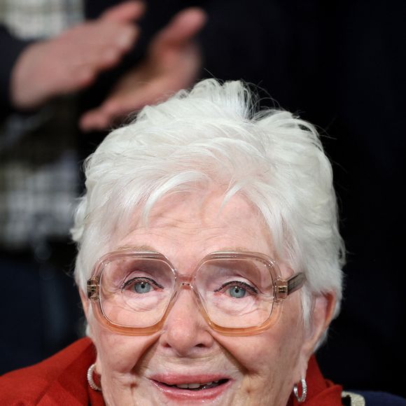À 98 ans, elle continue d'entretenir sa forme grâce à une routine sportive quotidienne.

Line Renaud a inauguré un jardin public qui porte son nom, à Lille, France, le mercredi 17 décembre 2025. 

© Claude Dubourg/Bestimage