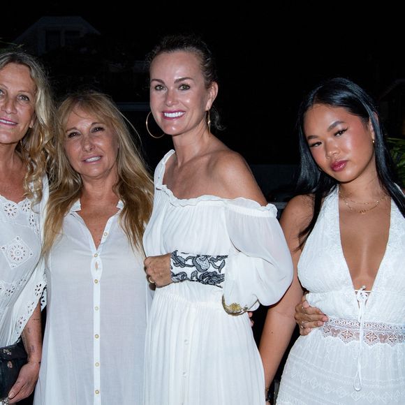 Exclusif - Laeticia Hallyday lors de la cérémonie pour la commémoration du 7ème anniversaire de la mort de Johnny Hallyday au cimetière de Lorient à Saint Barthélemy avec Joy et les amis fidèles le 5 décembre 2024. De gauche à droite : son amie Christina, Liliane Joshua, Carole Gruson (fondatrice du Ti St Barth), Laeticia Hallyday, sa fille Joy, Adine, la femme de A.Boudou. © Sam Delpech / Bestimage