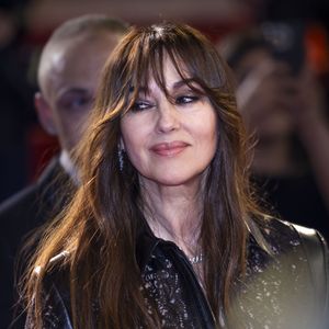 «Moi j'adorerais jouer avec mes filles. Mais je pense qu'elles n'ont pas envie de jouer avec moi. Aujourd’hui c'est elles qui me donnent des conseils à moi » a-t-elle confié

Monica Bellucci lors de la Descente des marches du film " Histoires de la nuit " lors du 79ème Festival International du Film de Cannes, le 22 mai 2026. © Camilla Canalini / Bestimage