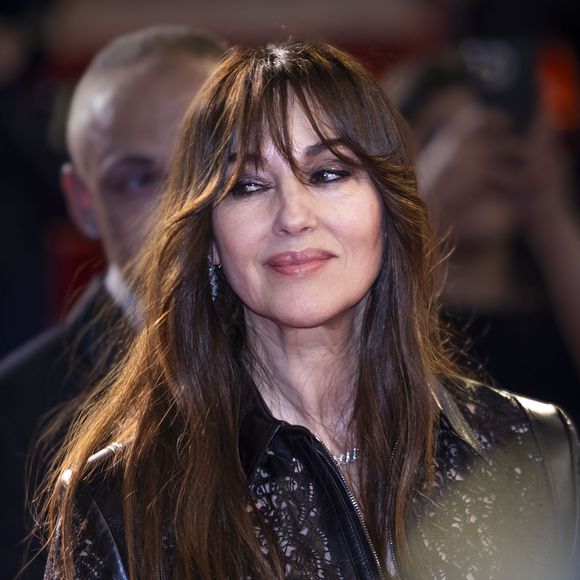 «Moi j'adorerais jouer avec mes filles. Mais je pense qu'elles n'ont pas envie de jouer avec moi. Aujourd’hui c'est elles qui me donnent des conseils à moi » a-t-elle confié

Monica Bellucci lors de la Descente des marches du film " Histoires de la nuit " lors du 79ème Festival International du Film de Cannes, le 22 mai 2026. © Camilla Canalini / Bestimage