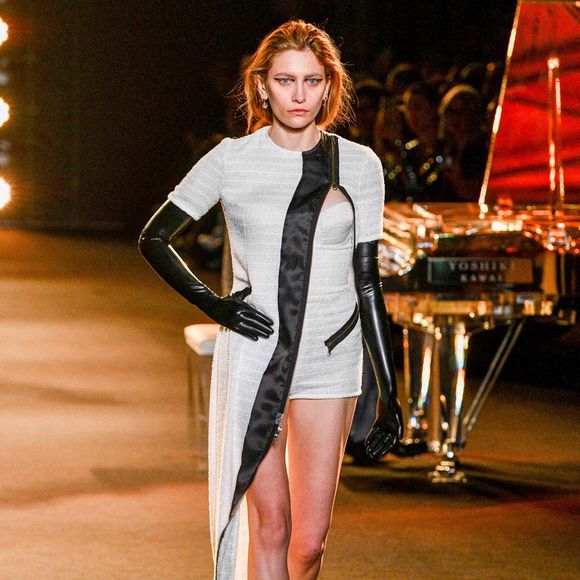 Paris Jackson défile pendant que le pianiste, compositeur et designer Hayashi Yoshiki se produit lors du défilé Maison Yoshiki Paris Womenswear Spring-Summer 2025 dans le cadre de la semaine de la mode de Paris, le 30 septembre 2024 à Paris, France. Photo by Shootpix/ABACAPRESS.COM