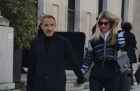 Vidéos - Nikos Aliagas et sa femme - Arrivées au défilé Elie Saab au Palais de Tokyo à Paris, France, le 8 mars 2025 @Christophe Aubert via Bestimage