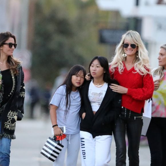 Nadia a été très proche de Laeticia au moment de la mort de Johnny 

Laeticia Hallyday, ses filles Joy et Jade, et ses amies Christina et Nadia Farès - Laeticia Hallyday se promene dans Pacific Palisades avec ses filles et ses amies, à Los Angeles, Californie, Etats-Unis, le 1er décembre 2018. Elles sont allées déjeuner au restaurant japonais "Blue Ribbon Sushi" au Pacific Palisades Village. Elles font leurs dernières courses chez Sephora, Starbucks, Sunlife Organics, en attendant que Jade ressorte du salon de beauté où elle a l’habitude d’aller. La petit famille s'envolera très prochainement pour Saint-Barthélemy afin d'y célébrer le premier anniversaire de la mort de Johnny.