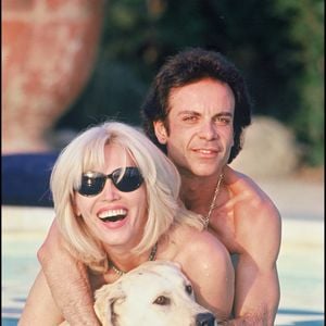 Archives — Amanda Lear dans sa villa de Saint-Rémy-de-Provence avec son mari Alain-Philippe Malagnac.
