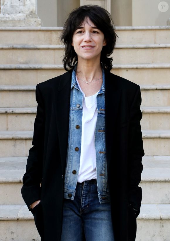 En plus du musée la Maison Gainsbourg, l'actrice a un script à lire et des mails auxquels elle doit répondre.

L'actrice Charlotte Gainsbourg pose pour le film " La promesse de l'Aube" lors du 26ème Festival du film de Sarlat, le 14 novembre 2017. © Patrick Bernard/ Bestimage