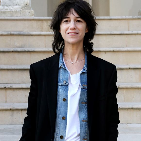 En plus du musée la Maison Gainsbourg, l'actrice a un script à lire et des mails auxquels elle doit répondre.

L'actrice Charlotte Gainsbourg pose pour le film " La promesse de l'Aube" lors du 26ème Festival du film de Sarlat, le 14 novembre 2017. © Patrick Bernard/ Bestimage