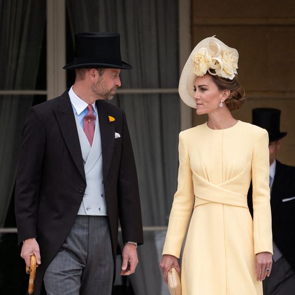 Et voilà que ce mardi 20 mai, elle est apparue à la dernière de Buckingham Palace, aux bars du prince William.
Le Prince et la Princesse de Galles lors de la Royal Garden Party au Palais de Buckingham, Londres, Angleterre, Royaume-Uni, le 20 mai 2025. © Aaron Chown/PA Wire/ABACAPRESS.COM