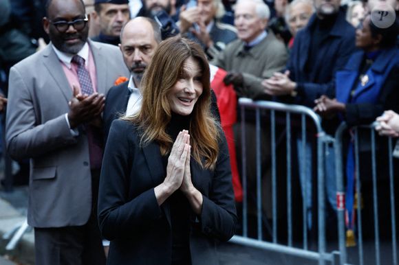 Carla Bruni - La famille et les soutiens de Nicolas Sarkozy se sont réunis devant son domicile le jour de son incarcération à la prison de la Santé à Paris le 21 octobre 2025.

© Moreau / Jacovides / Bestimage