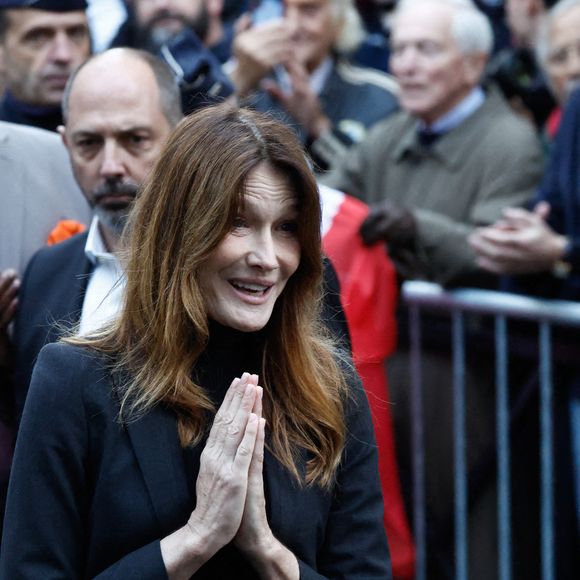 Carla Bruni - La famille et les soutiens de Nicolas Sarkozy se sont réunis devant son domicile le jour de son incarcération à la prison de la Santé à Paris le 21 octobre 2025.

© Moreau / Jacovides / Bestimage