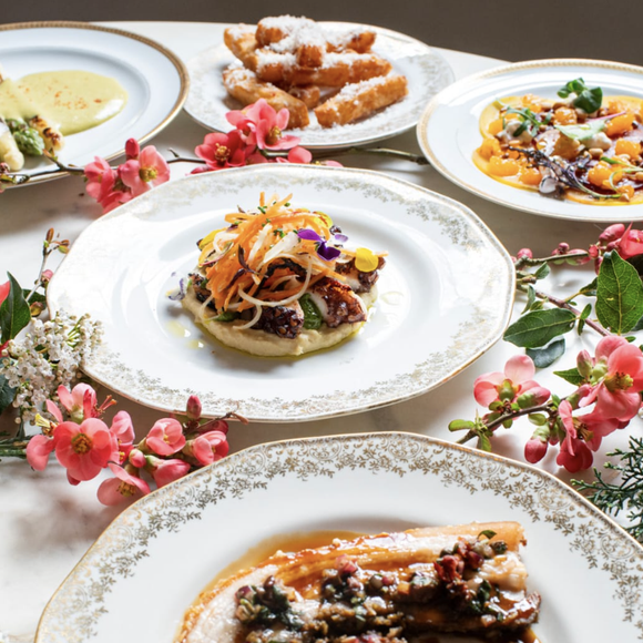 C'est aussi un restaurant tenu par un chef qui honore la cuisine italienne

Claudia Cardinale et sa fille Claudia Squitieri vivent ensemble à Nemours dans une maison historique devenue un lieu culturel, une résidence d'artiste, qui abrite aussi un restaurant et des gîtes.