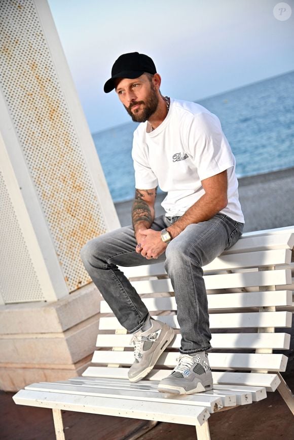 Nicolas Duvauchelle sur la Promenade des Anglais à Nice, le 5 octobre 2023, durant la quatrième journée de la 5eme édition du festival Cinéroman pour le film "Les rois de la piste" réalisé par Thierry Klifa.
. © Bruno Bebert/Bestimage